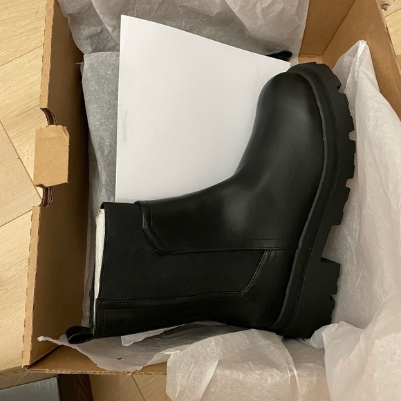 DV by Dolce Vita
DV Dolce Vita Lug Sole
Chelsea Boot Shoes Women Boots size 10 - Picture 2 of 11